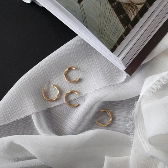 Women’s Elegant Gold Round Pierced Hoop Earrings - Picture 4 of 4